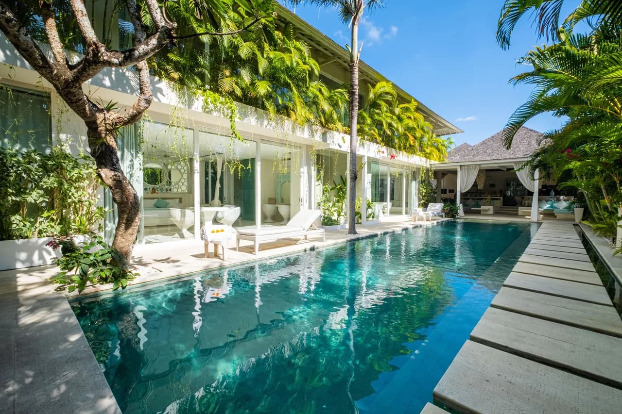 Balcony Five Bedroom Villa in North Kuta, Foto 4