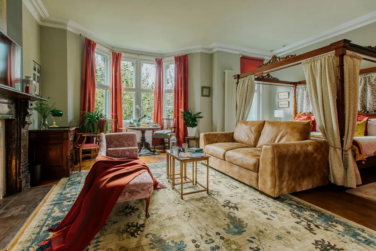 The Suite | Cardiff City Centre + Private Parking photo 3