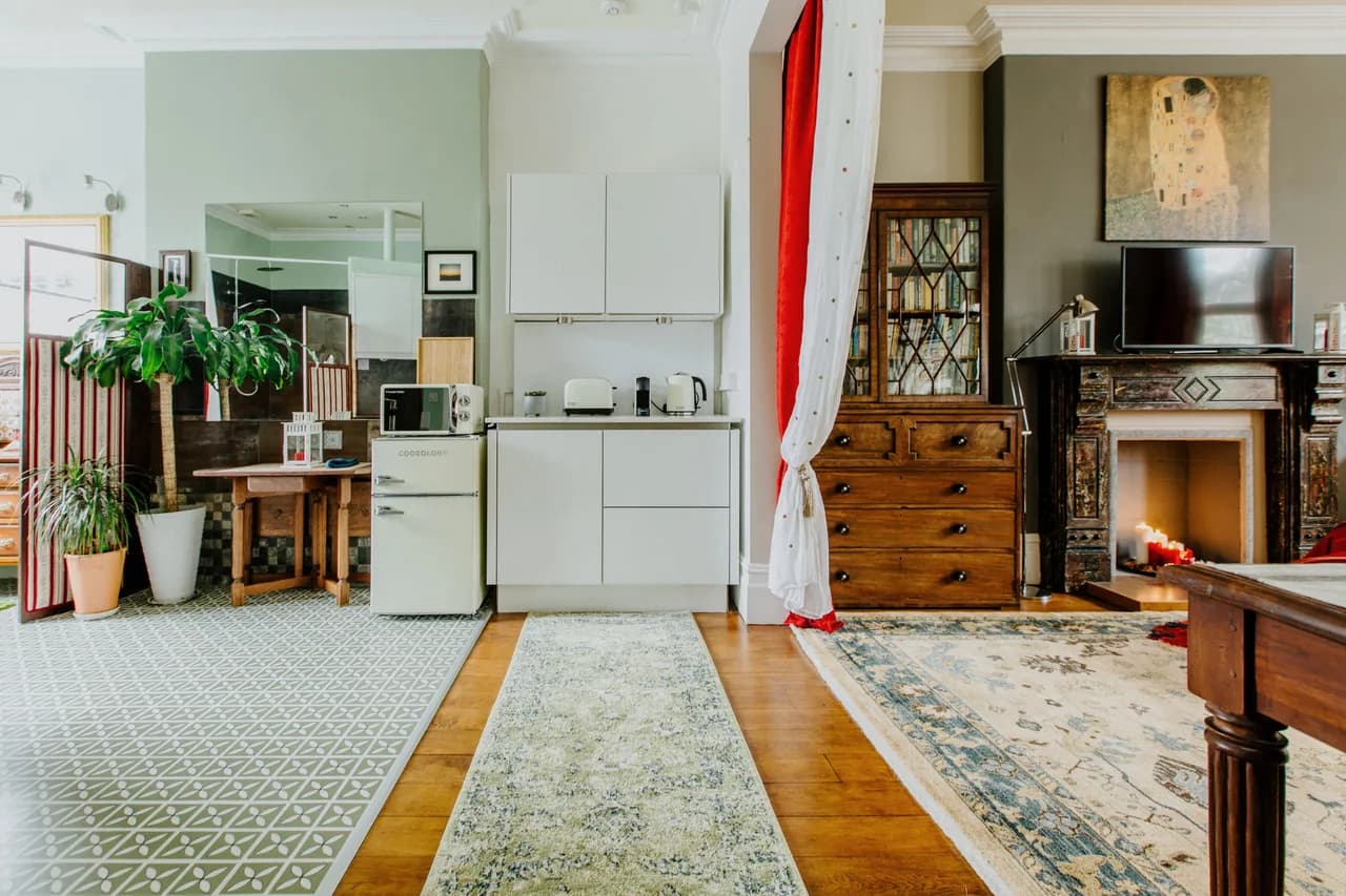The Suite | Cardiff City Centre + Private Parking photo 5