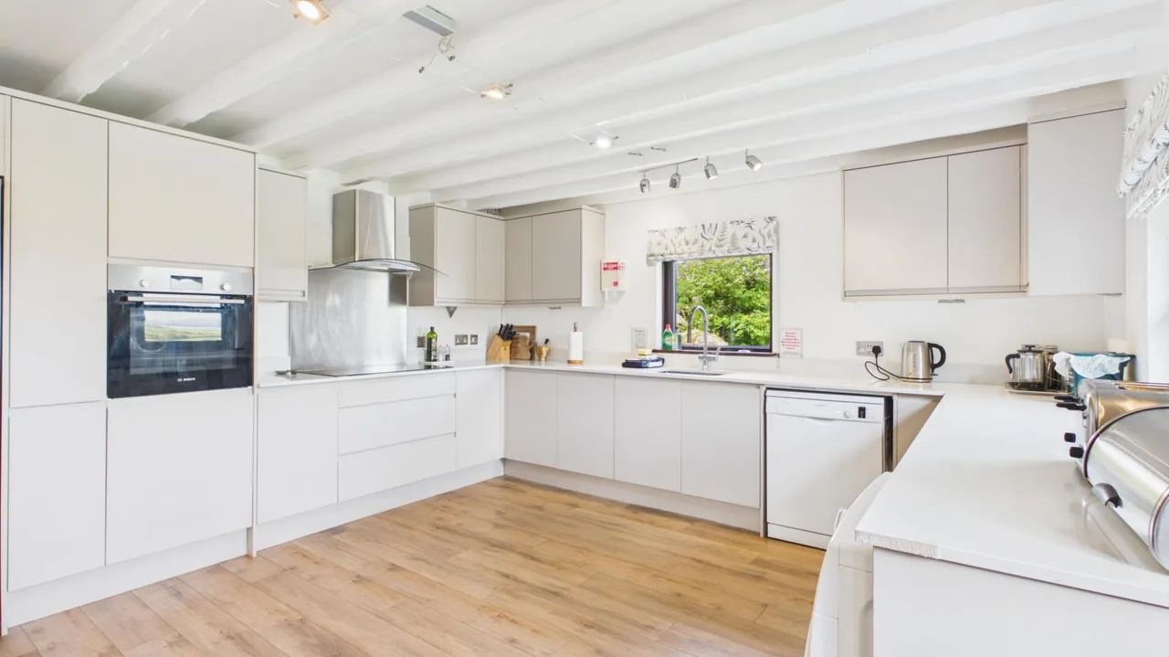 Stormy Castle - 6 Bedroom Sleeps 14 - Llangennith photo 3
