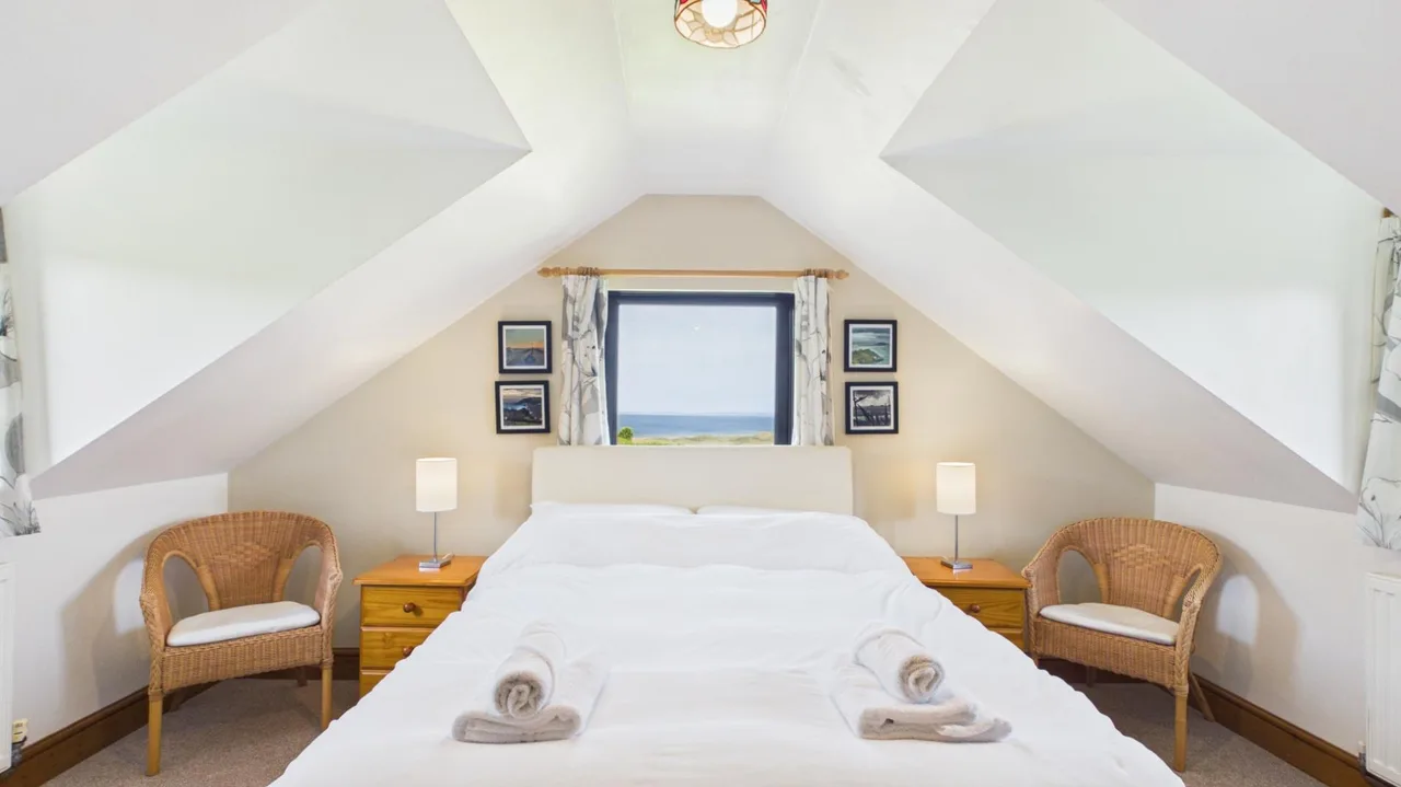 Stormy Castle - 6 Bedroom Sleeps 14 - Llangennith photo 4