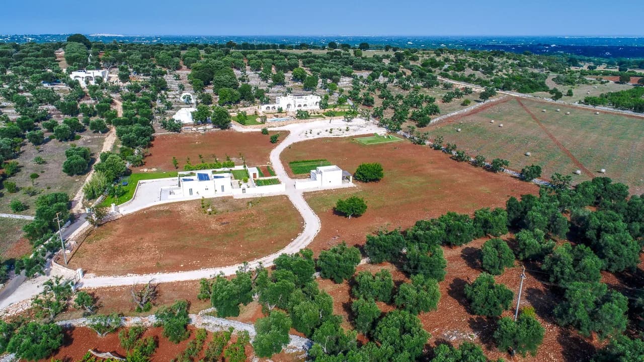Expansive Twelve Bedroom Retreat in Puglia photo 2
