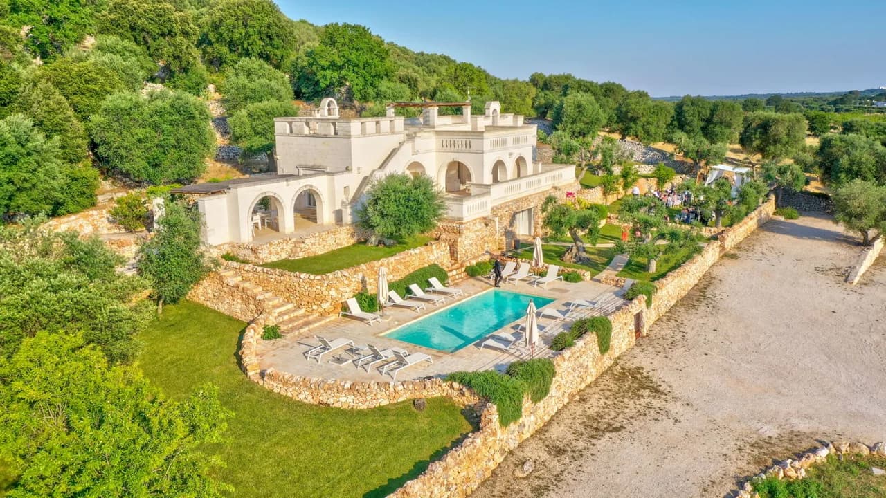 Expansive Twelve Bedroom Retreat in Puglia photo 3