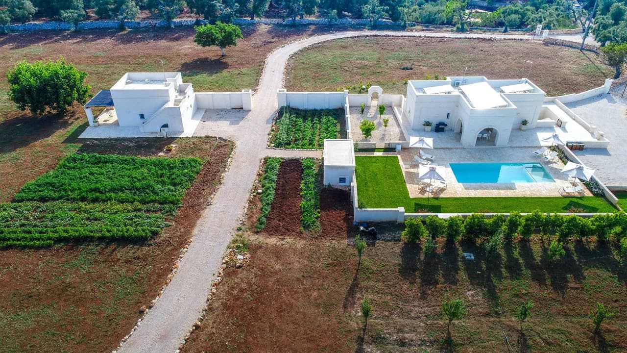 Expansive Twelve Bedroom Retreat in Puglia photo 4