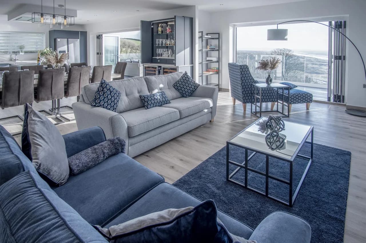 Jacuzzi-Equipped Five Bedroom Retreat in Pendine photo 2