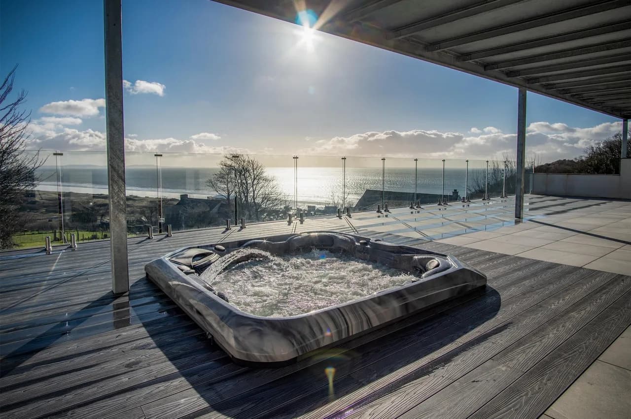 Jacuzzi-Equipped Five Bedroom Retreat in Pendine photo 3