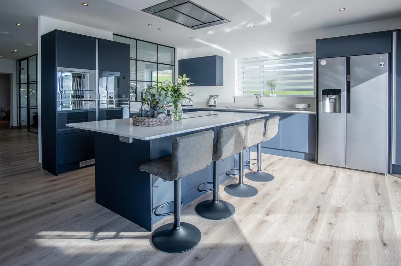 Jacuzzi-Equipped Five Bedroom Retreat in Pendine photo 4