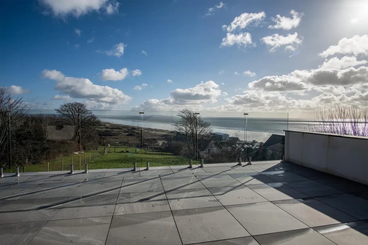 Jacuzzi-Equipped Five Bedroom Retreat in Pendine photo 5