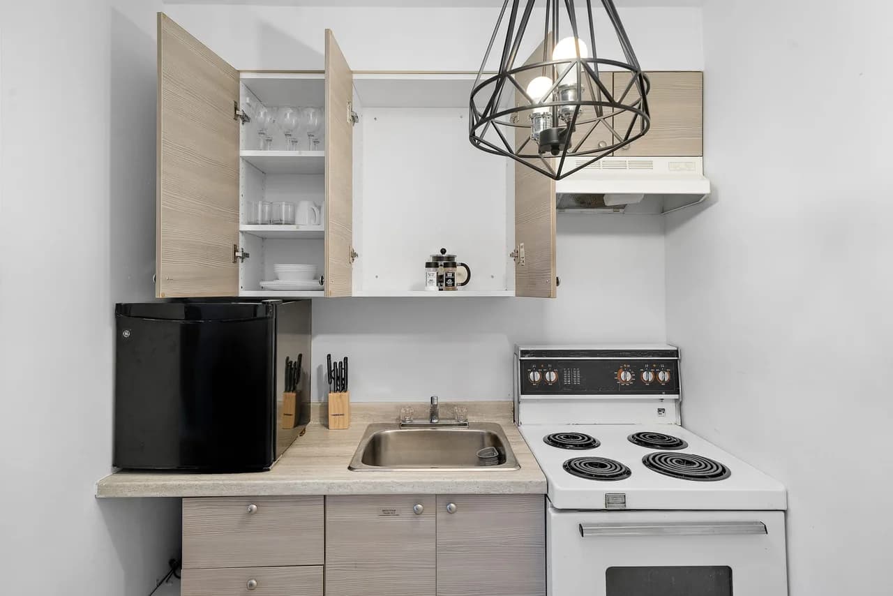 Contemporary Studio Near McGill in Montreal photo 4