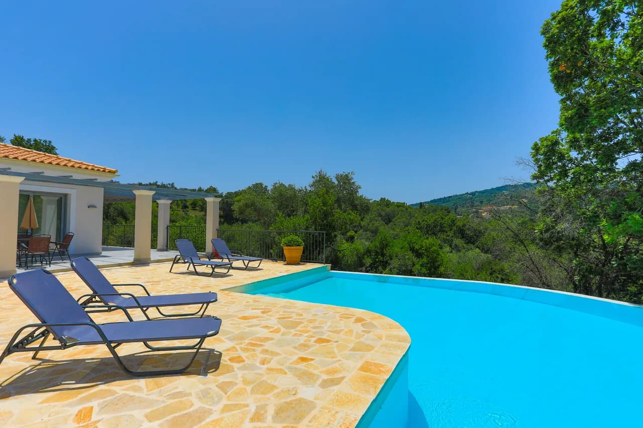 Infinity-Pool Villa with Sea Views in Kremithas, Foto 3