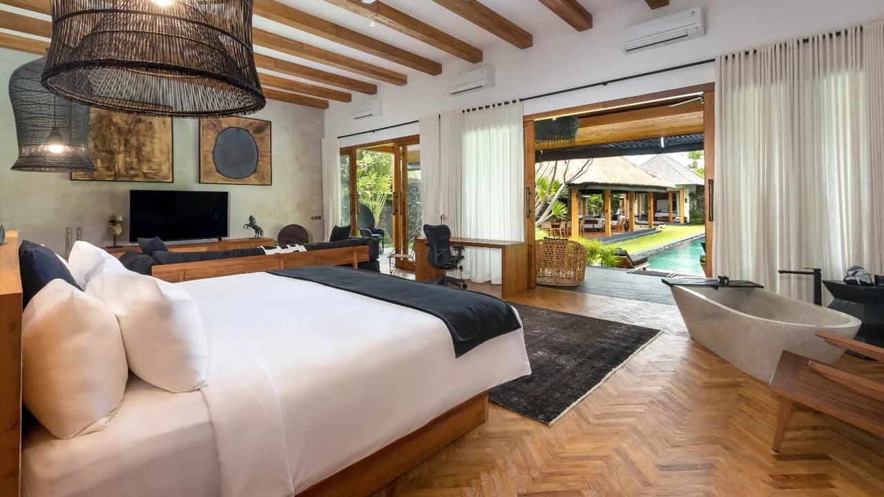Tropical Poolside Villa in Seminyak Bali, photo 3
