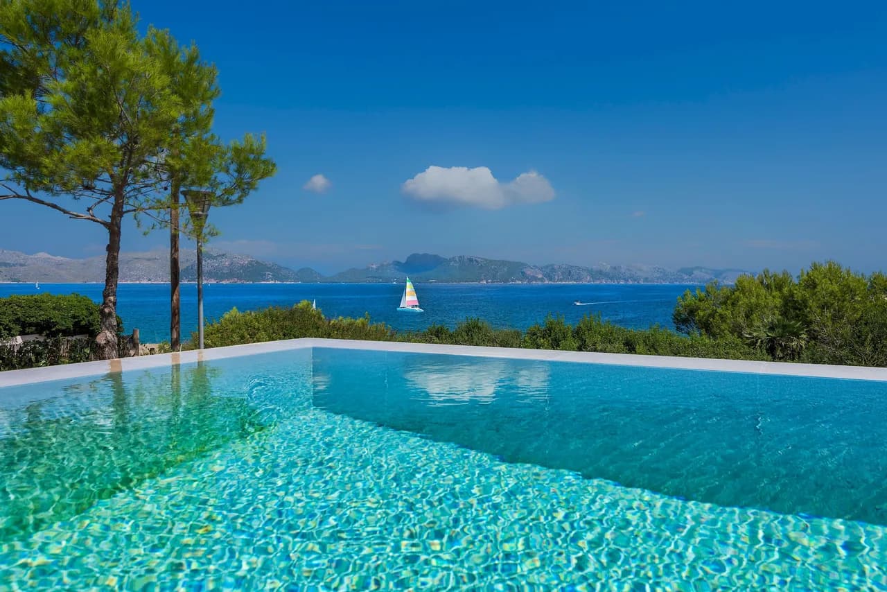 Frontline Sea View Villa in Alcudia
