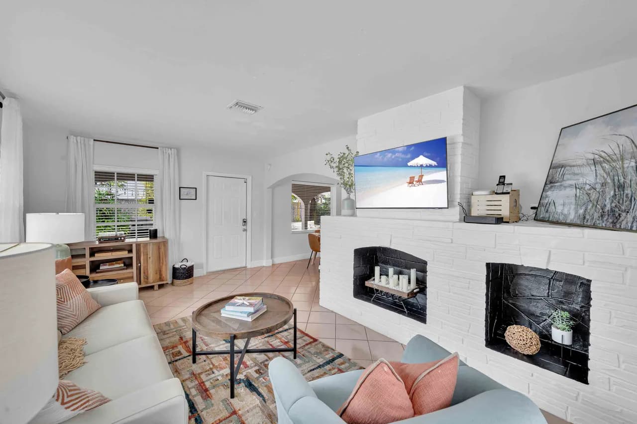 Steps from Beach / Quaint Cottage / Hot Tub / Surf Key / H0MES
