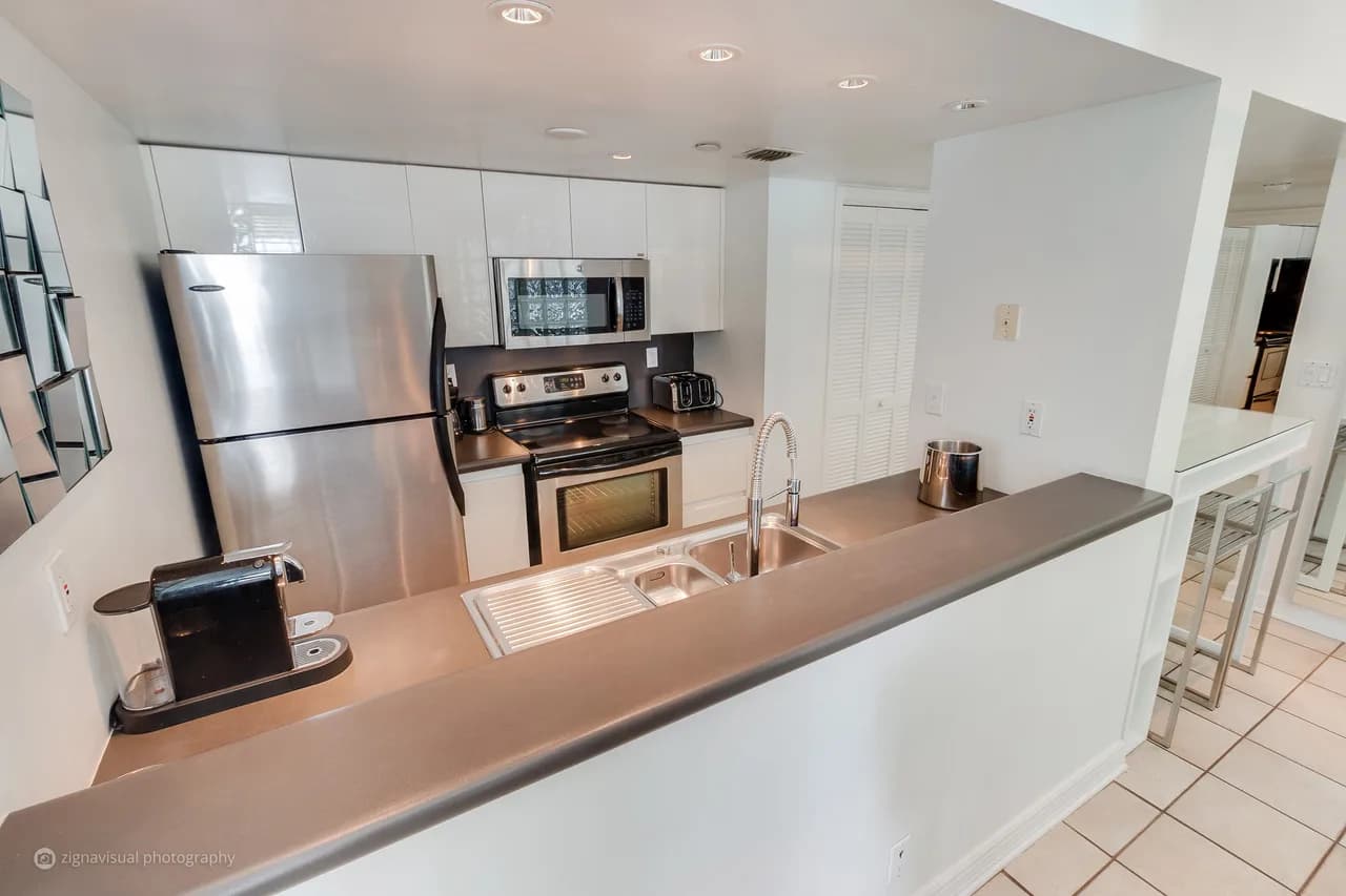 Luxurious Seven Bedroom Villa in Miami Beach photo 5
