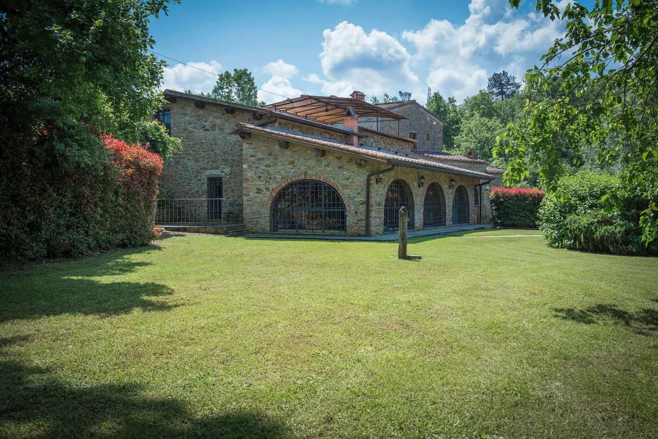 Historic Twelve Bedroom Villa in Tuscany photo 2
