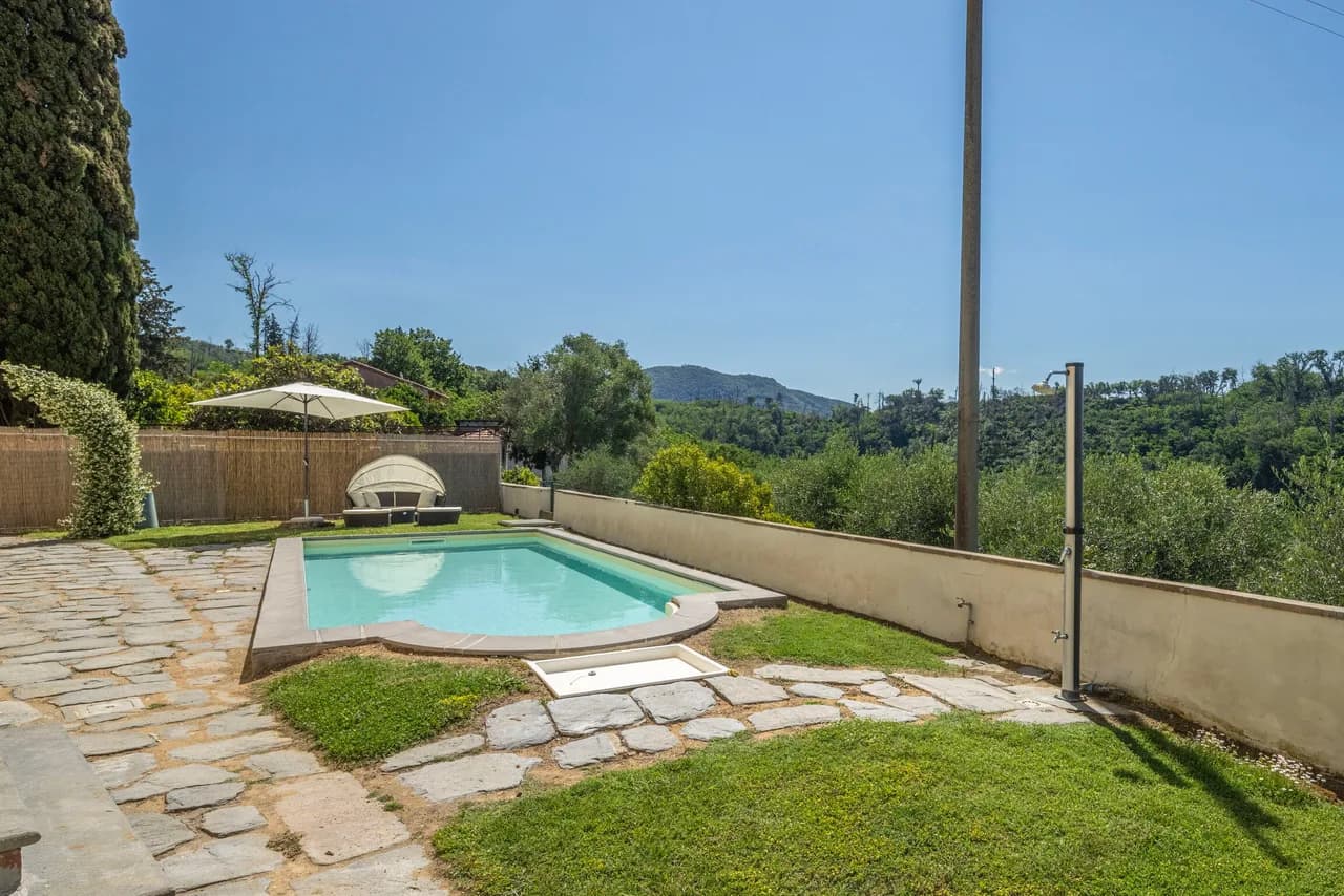 Lakeside Six Bedroom Villa in Tuscany photo 3