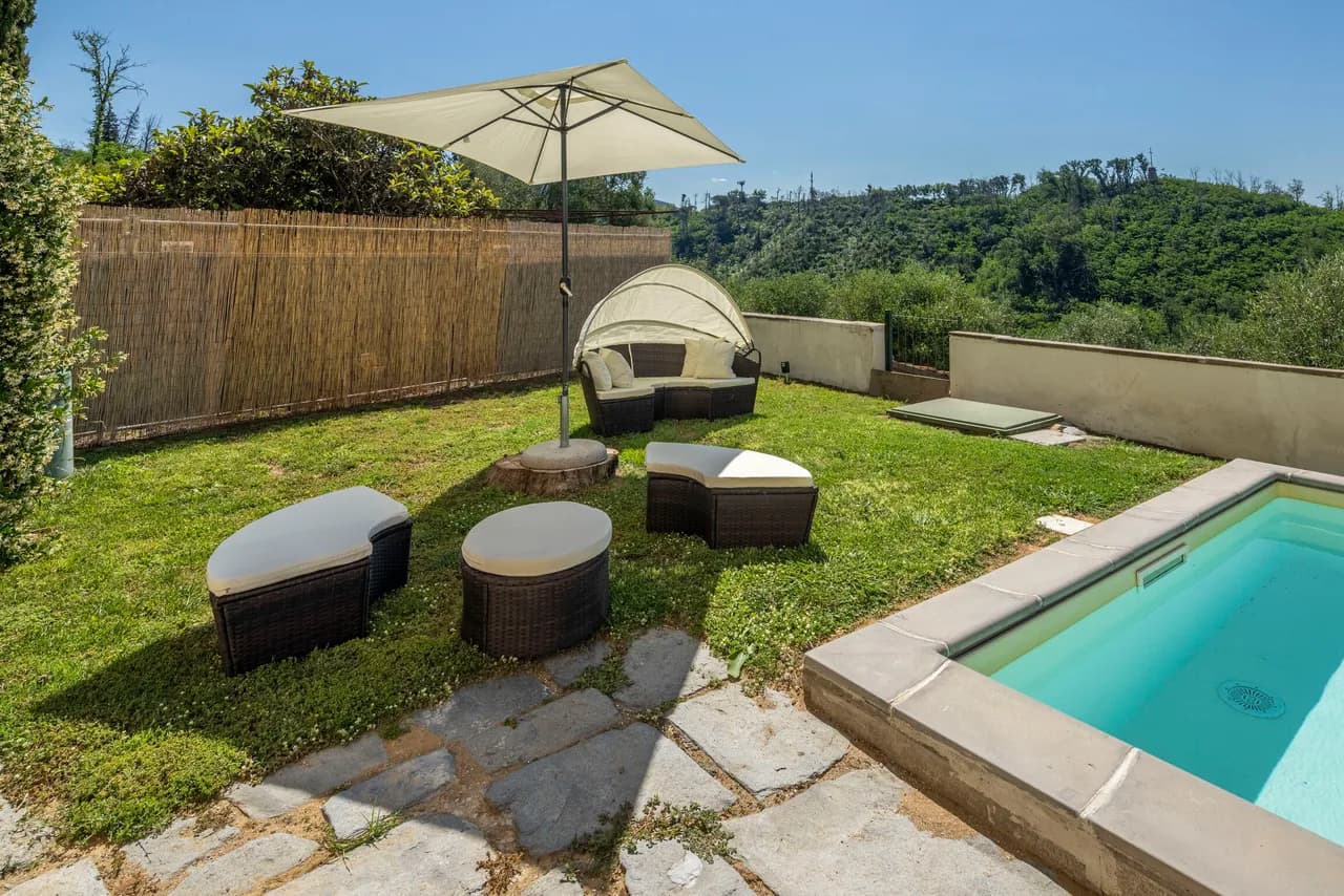 Lakeside Six Bedroom Villa in Tuscany photo 4