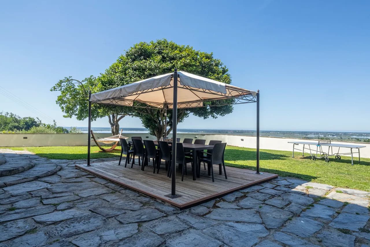 Lakeside Six Bedroom Villa in Tuscany photo 5