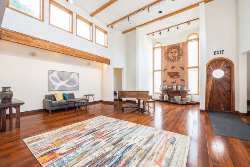 Seaside Art Gallery Loft: Inspire Your Creativity with Breathtaking Views!