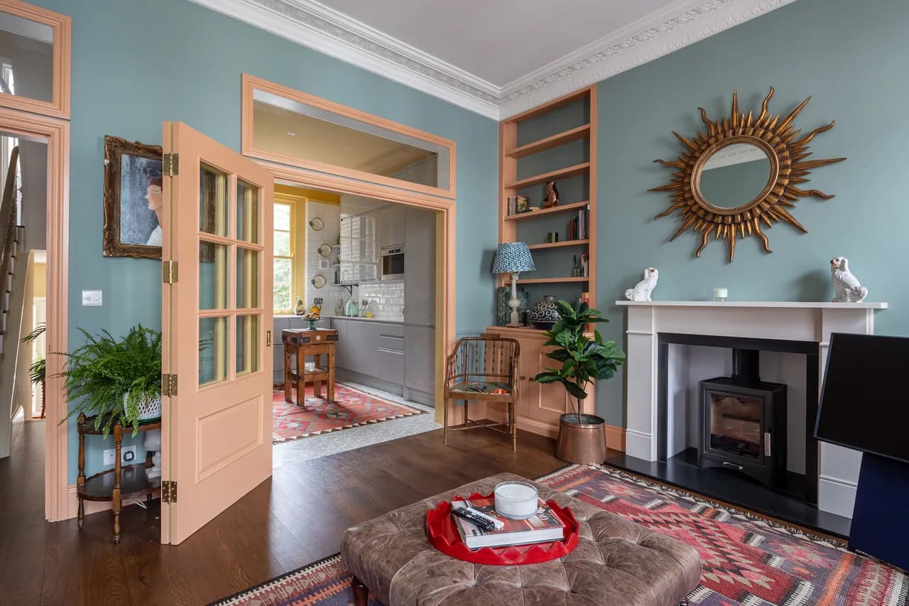 Natural Light-Filled Four Bedroom Villa in London, photo 2