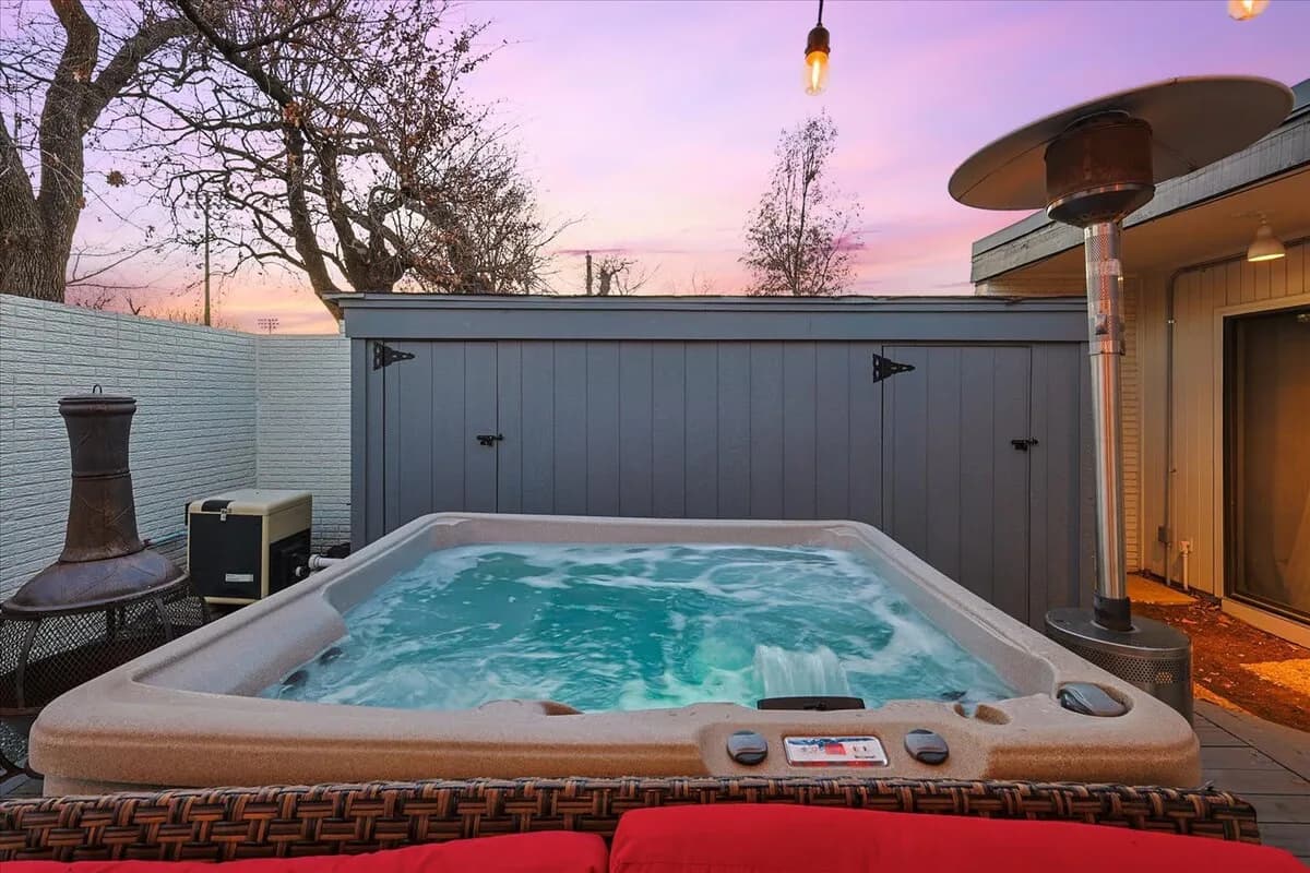 4BR Irving Home | Pool, Mini Golf & Billiards, photo 3