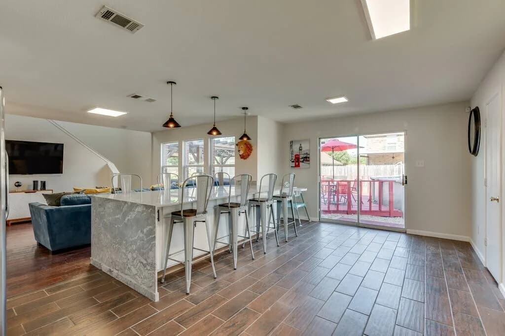 Grand Prairie 5BR | Pool, Game Room & Grill, photo 3