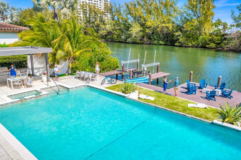 Grand Heated Pool Villa in Fort Lauderdale