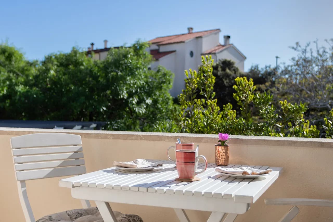 Poolside Stone- Elegant Balcony Studio- Marina Bok photo 2