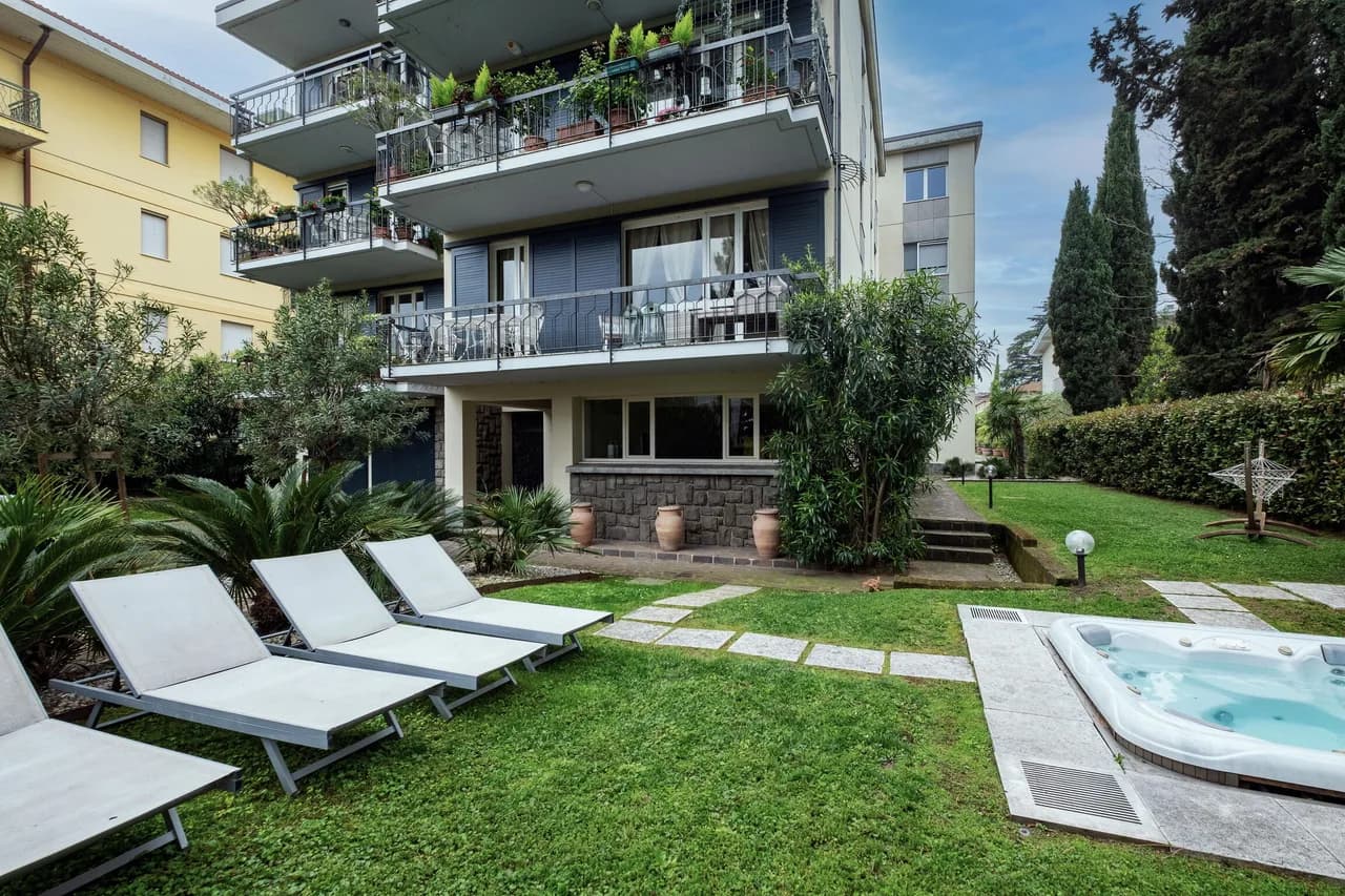 Jacuzzi Two Bedroom Apartment in Desenzano del Garda, Foto 2