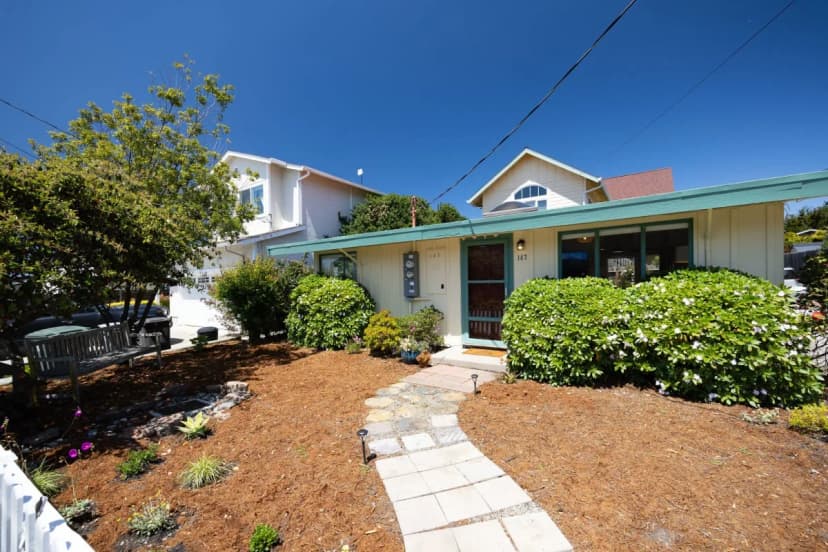 Private Cottage House - Walk to Beaches, Harbor,Food, Trials, so much more