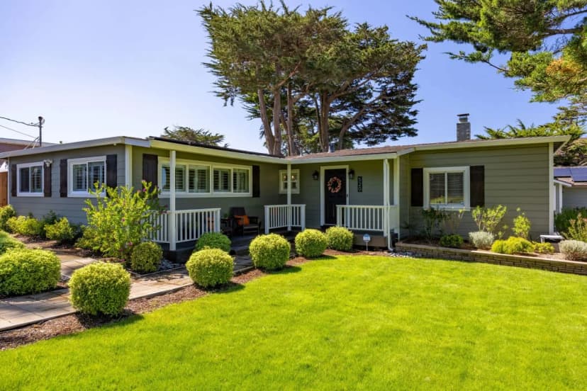 Coastal Charm: Inviting 3 BR Montara Home