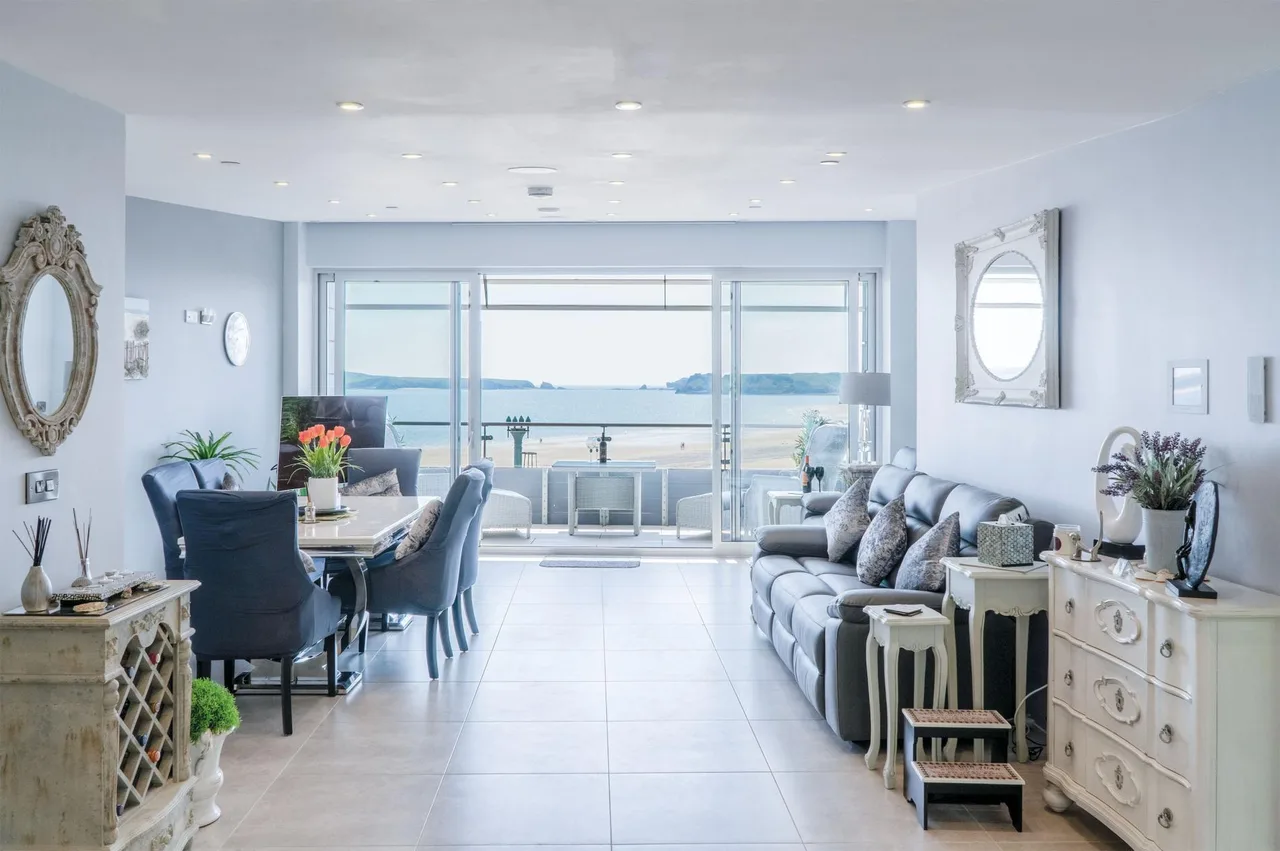 Beachfront Two Bedroom Apartment in Tenby, Foto 2