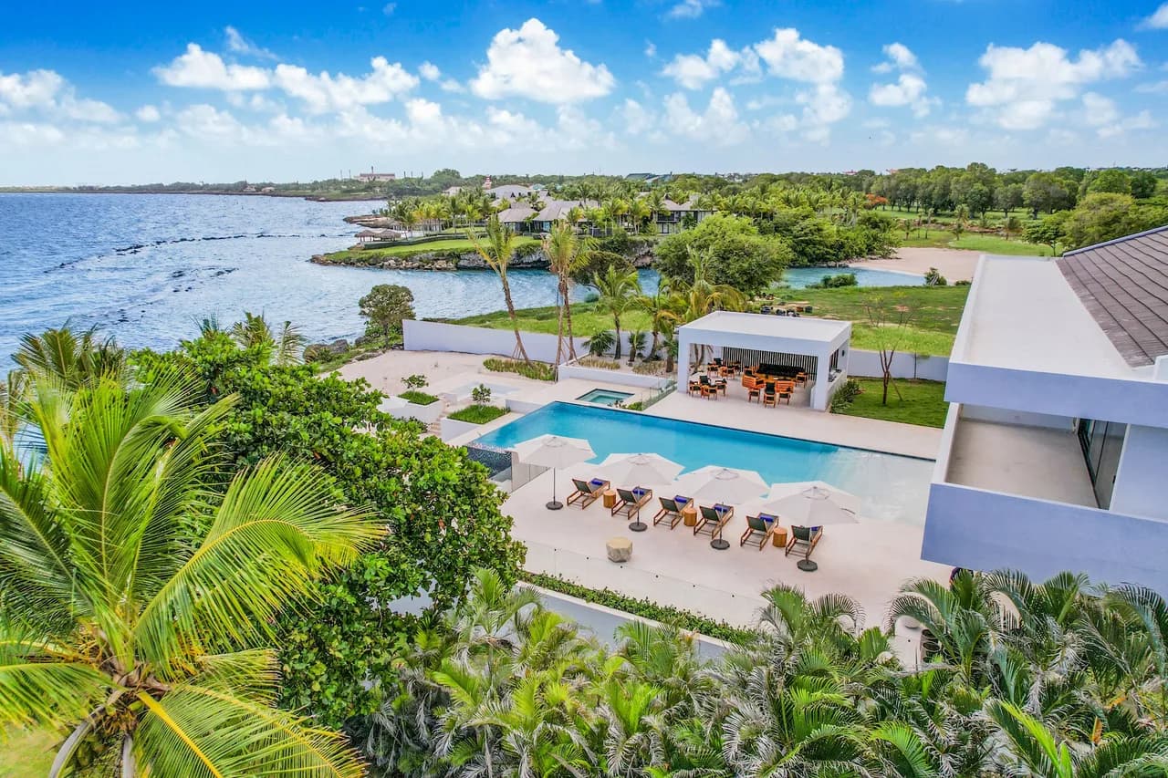 Oceanfront Twelve-Bedroom Villa in La Romana photo 2