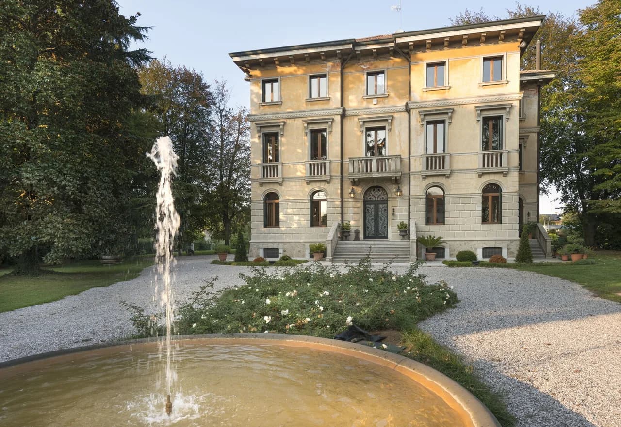 Luxurious Seven Bedroom Villa in Saonara