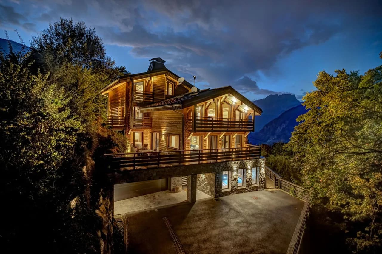 Cozy Five Bedroom Chalet in Les Houches