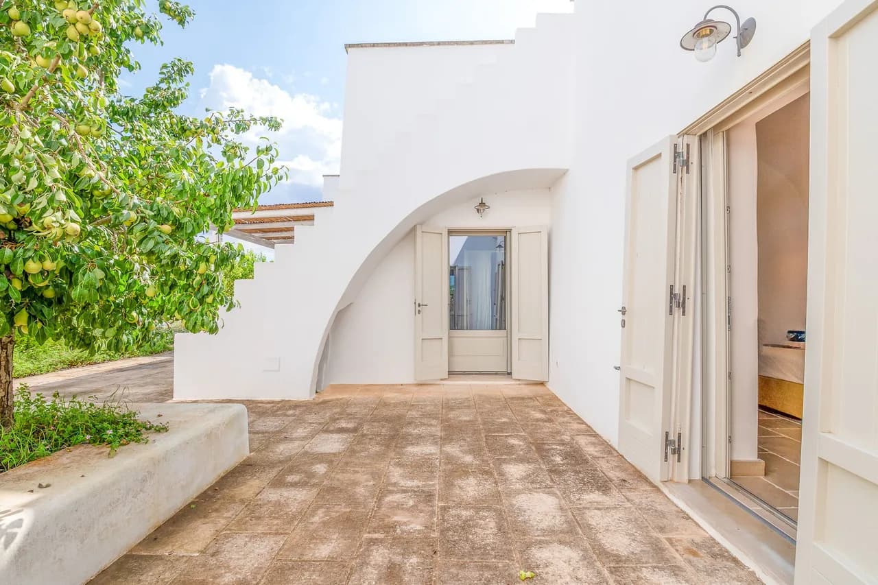 Elegant Five-Bedroom Retreat in Puglia photo 5