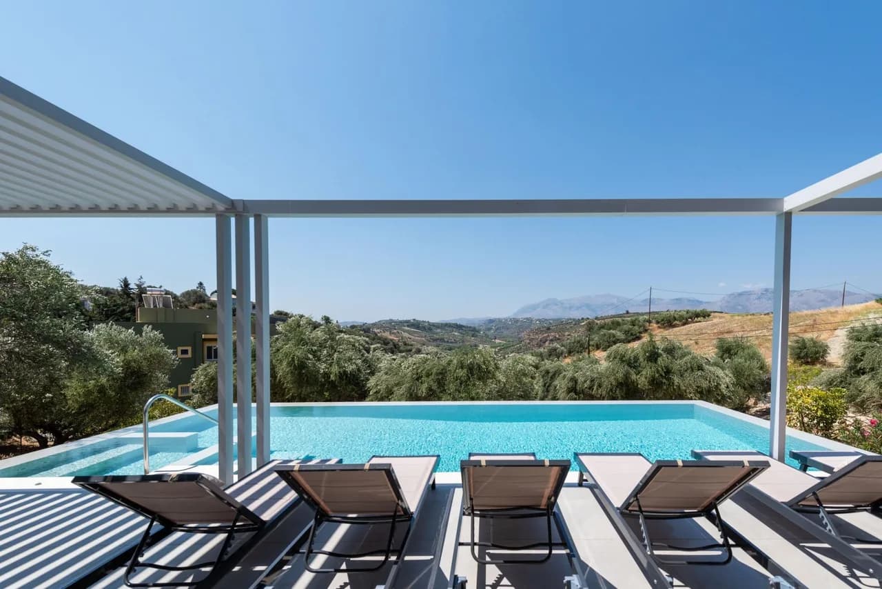 Modern Four-Bedroom Villa in Crete photo 2