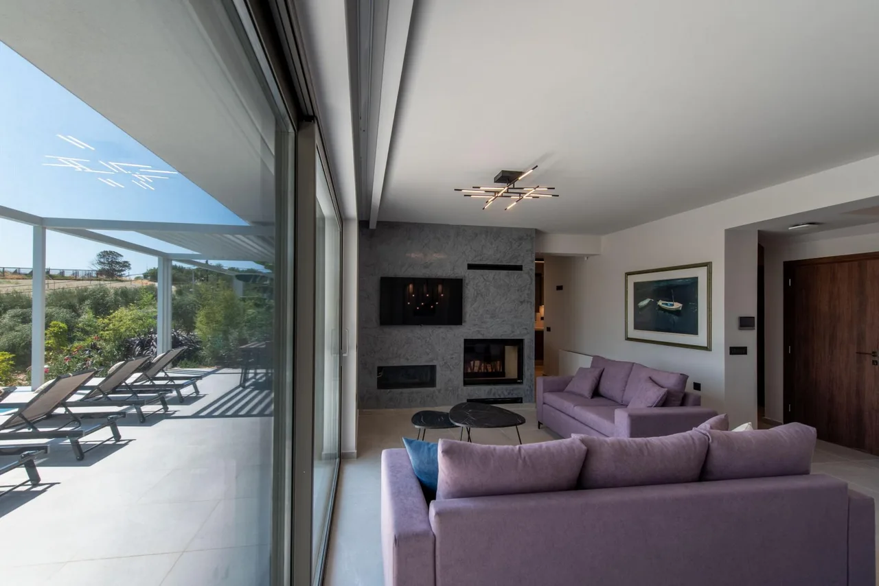Modern Four-Bedroom Villa in Crete photo 5