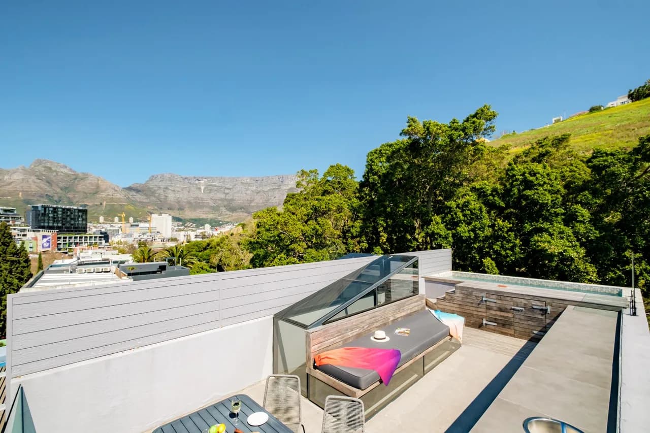 Chic Two-Bedroom Apartment in Cape Town