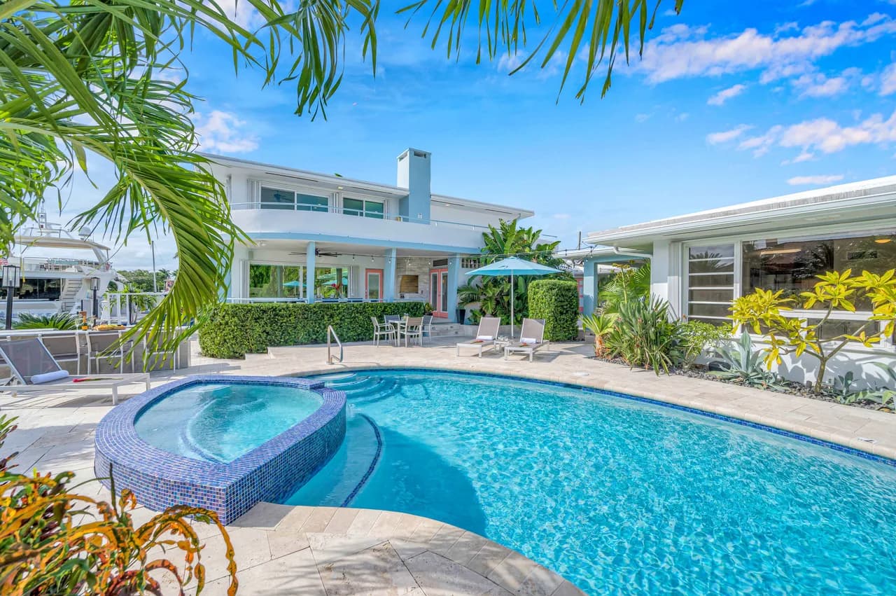 Waterfront Compound with Two Heated Pools in Fort Lauderdale photo 3