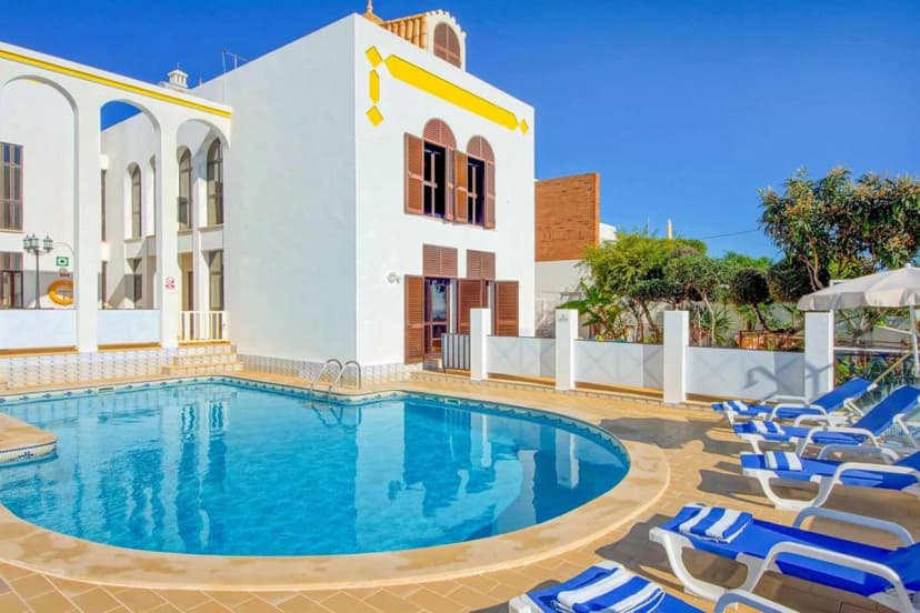Spacious Five Bedroom Villa in Algarve