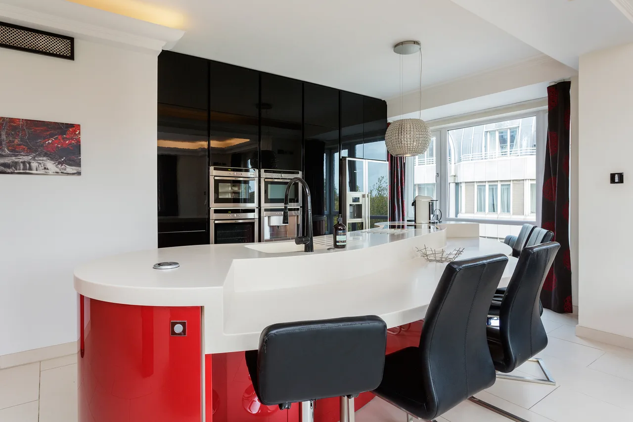 Elevated Four Bedroom Villa in London, photo 3
