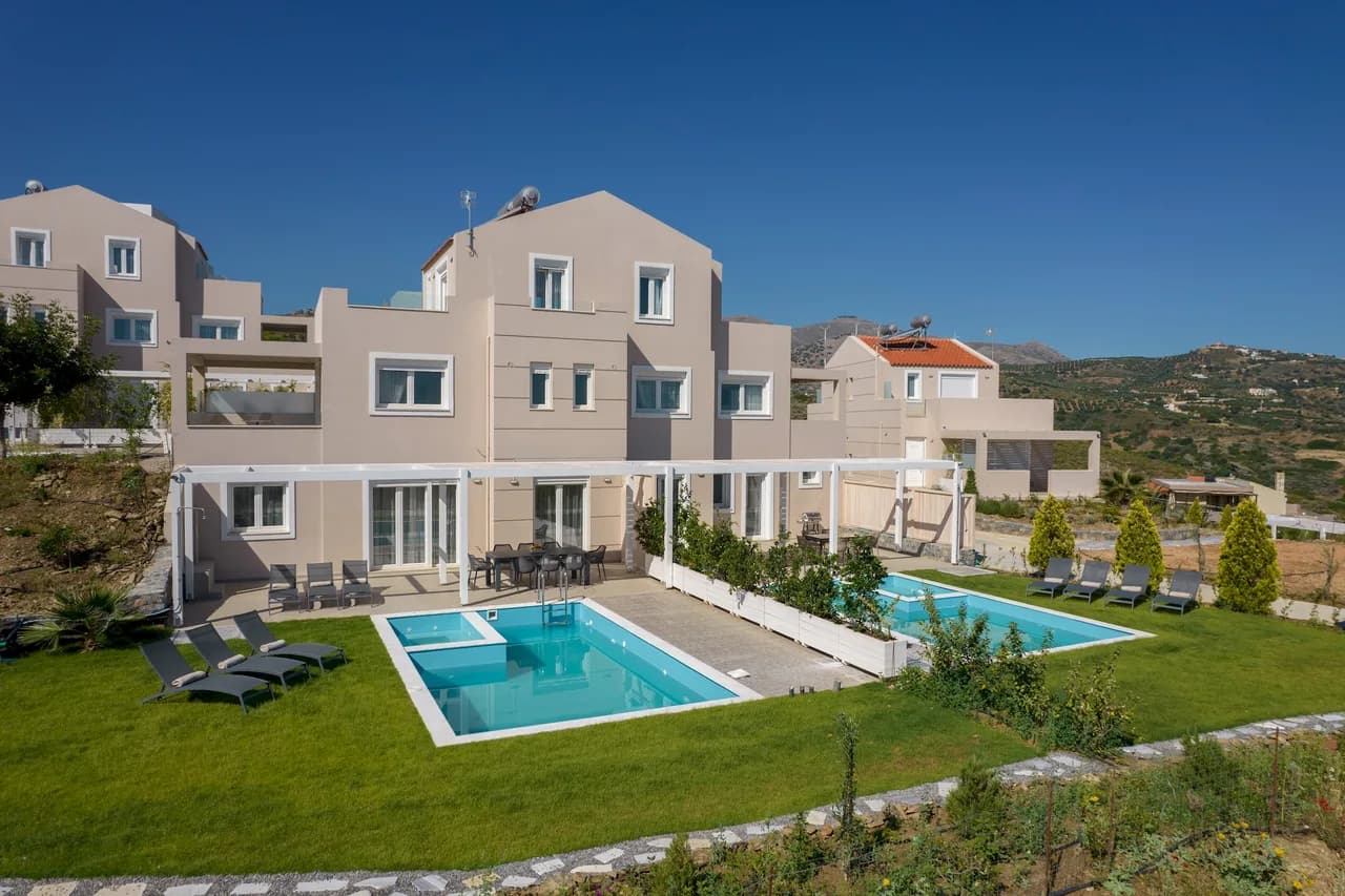 Contemporary Four Bedroom Villa in Crete photo 2