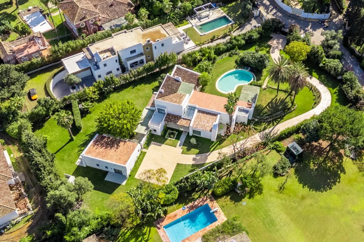 Balcony Seven Bedroom Villa in Atalaya Isdabe, Foto 2