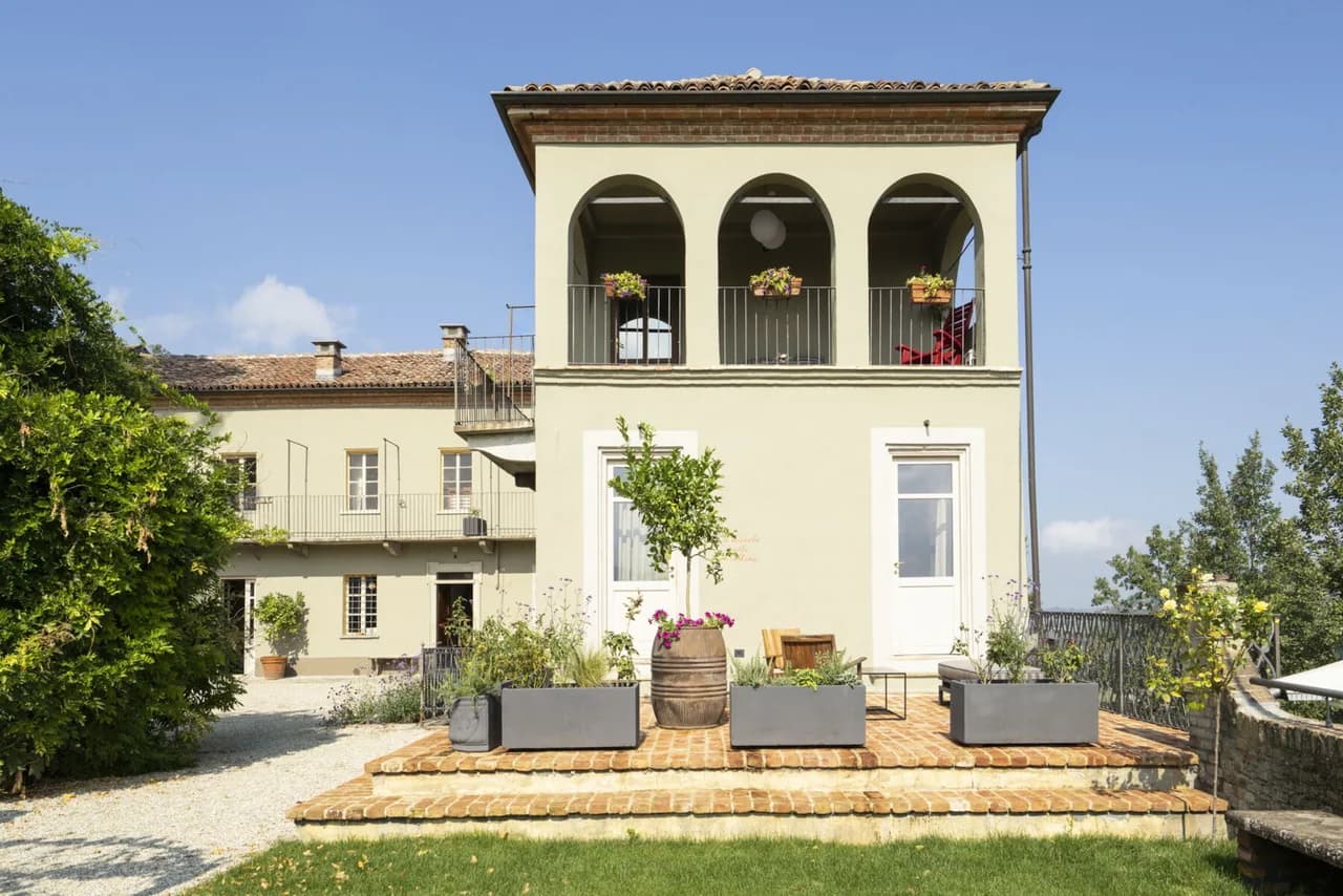 Scenic Pool Villa in Santo Stefano Belbo