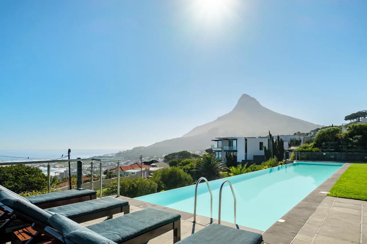 Artistic Sea View Three Bedroom Loft in Camps Bay, Foto 3