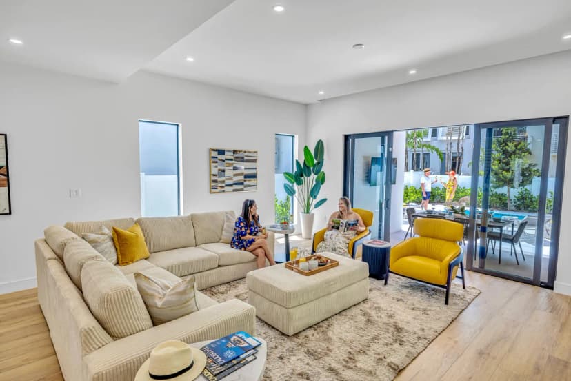 Townhouse / Heated Pool / Centrally Located / Malibu Key One