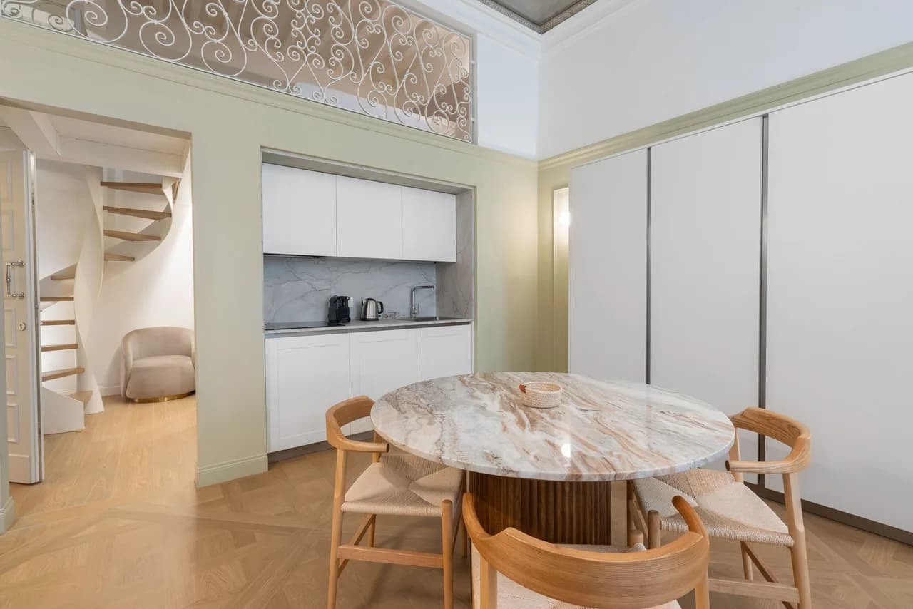 Loft-Style One Bedroom Apartment in Quartiere 1, Foto 3