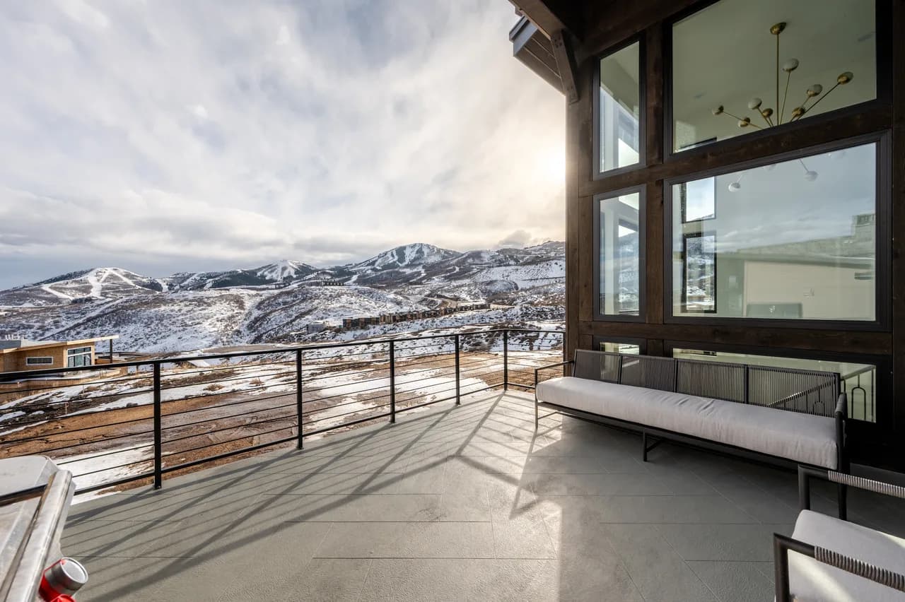 Atemberaubende Berg- und Seeblicke, großzügiger Balkon, privater Whirlpool, BBQ-Grill. Perfekt für den Sommer!, Foto 3