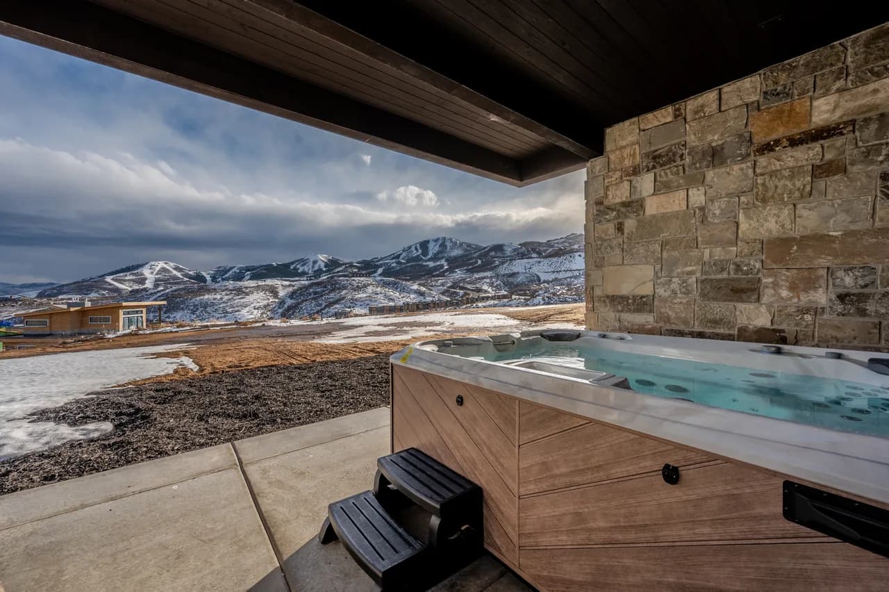 Atemberaubende Berg- und Seeblicke, großzügiger Balkon, privater Whirlpool, BBQ-Grill. Perfekt für den Sommer!, Foto 4